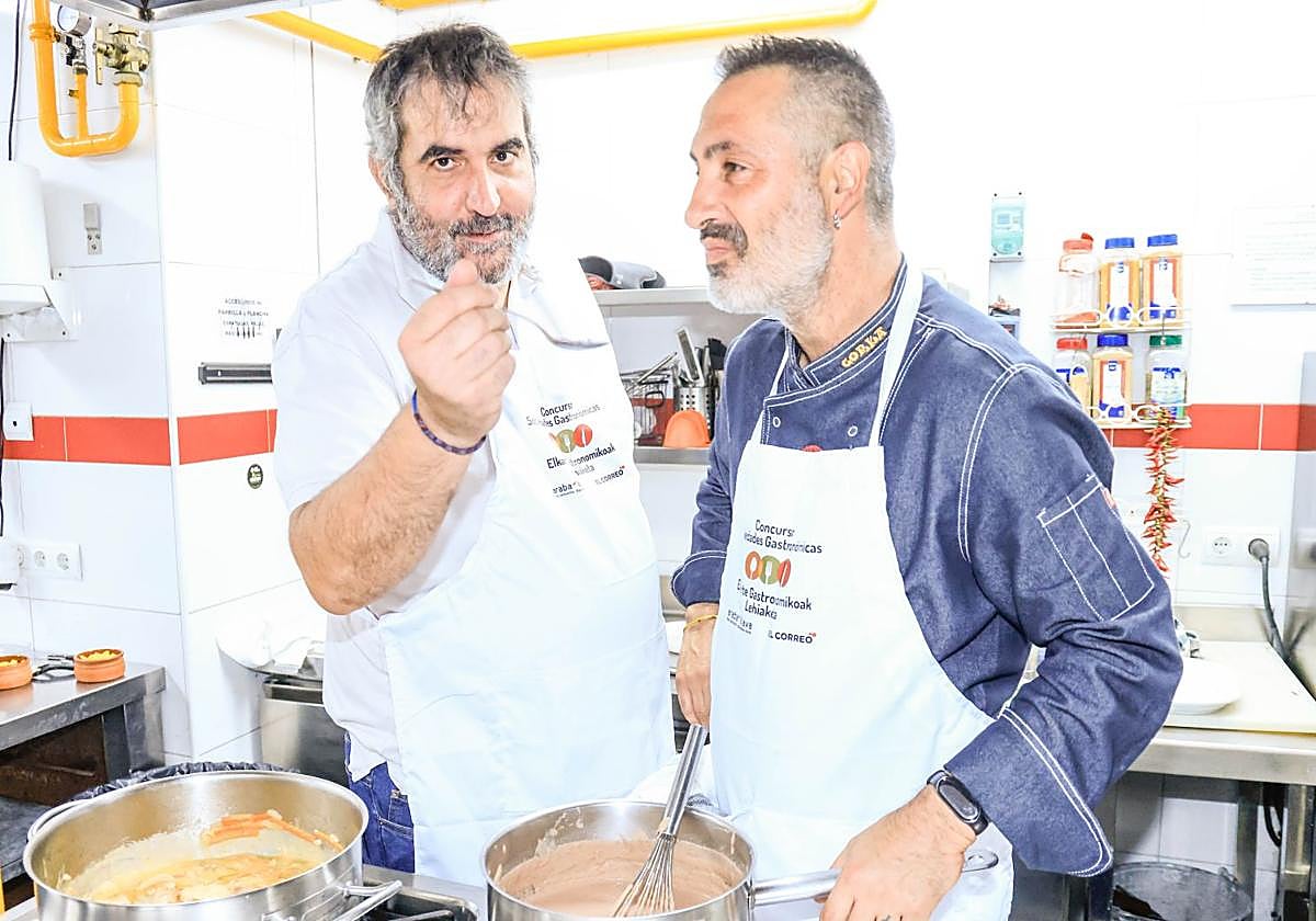 Raúl Ruiz ofrece una cucharada de guiso a su compañero Gorka Soriguren.