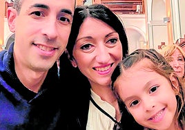 Miguel y Belinda, ayer, junto a la pequeña Candela.