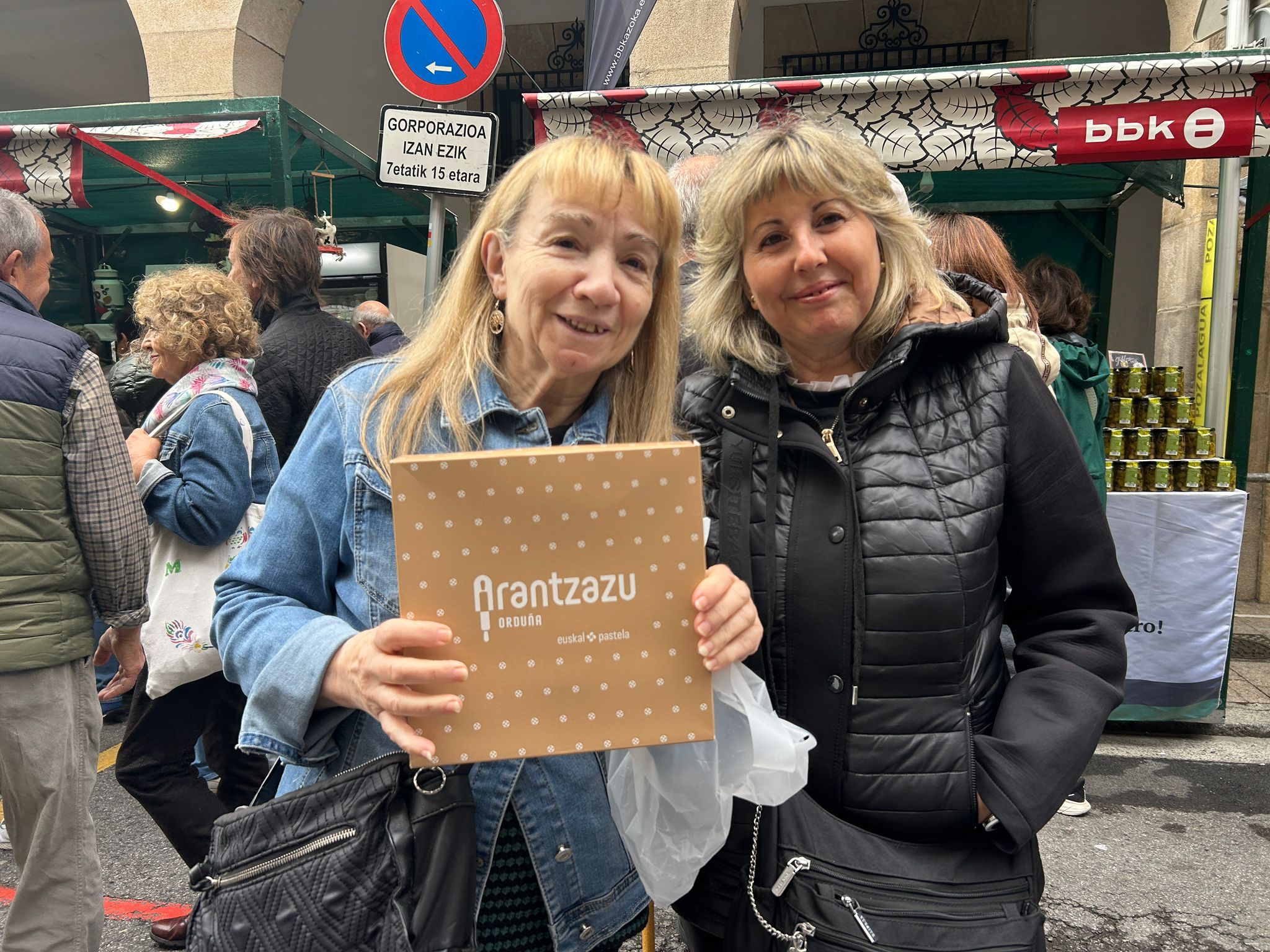 Estrella y Romina. De Bermeo. «Venimos todos los años porque nos gustan mucho los productos y hay muy buen ambiente. Todavía nos quedan muchos puestos por ver, pero nosotras ya hemos probado el pastel vasco. ¡Somos muy fieles!».