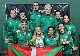 Representantes de la selección vasca de pelota, con Nagore Martín en el centro.