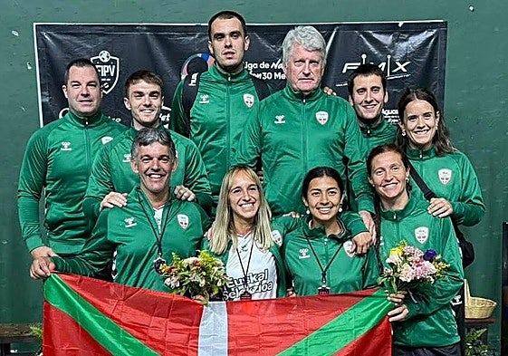 Representantes de la selección vasca de pelota, con Nagore Martín en el centro.