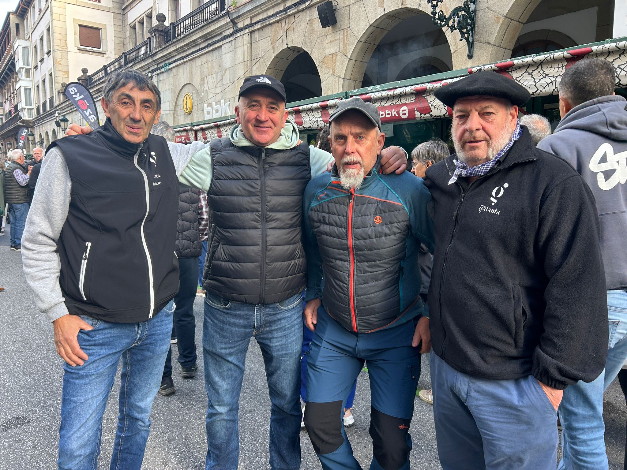 Iker, Kepa, Juan Luis y Óscar. De Galdakao y Amorebieta. «Es un día especial, nos juntamos con amigos y hay muy buen ambiente. Algunos de nosotros vendemos txakoli. Hasta las 12 suele estar más tranquilo pero luego se pone a tope y viene bastante gente a comprar. Ahora hemos hecho un descanso para dar una vuelta y ver los puestos».