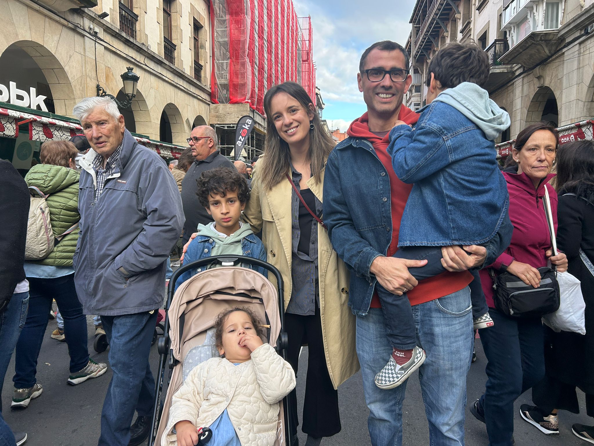 Irene, Álex, Gorka, Ángela y Álex. De Kortezubi. «Somos de Gernika y venimos todos los años. Los niños tienen fiesta, así que aprovechamos. La feria de Gernika es muy importante, la hemos conocido de toda la vida. En nuestro caso siempre compramos queso».