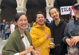 Saya, Junior, Nishi y Shotaro, llegados desde Japón y Perú: «Es nuestra primera vez en la feria de Gernika y queremos aprender a cocinar un talo»