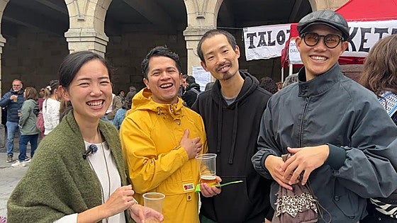 Saya, Junior, Nishi y Shotaro, llegados desde Japón y Perú: «Es nuestra primera vez en la feria de Gernika y queremos aprender a cocinar un talo»