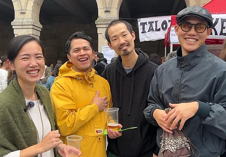 Saya, Junior, Nishi y Shotaro, llegados desde Japón y Perú: «Es nuestra primera vez en la feria de Gernika y queremos aprender a cocinar un talo»