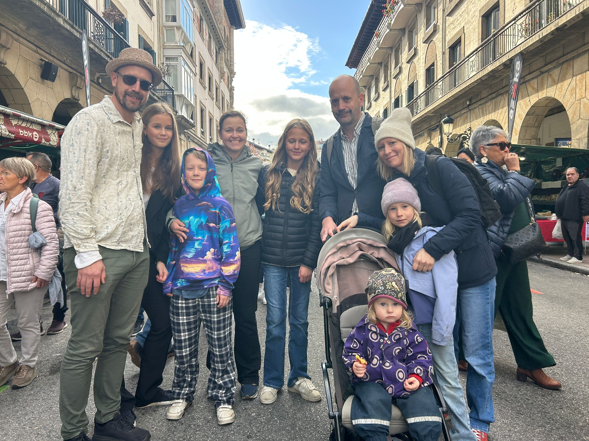 Johan, Rune, Ania, Ellen, Ottilia, Asa, Meja, Sally, Grisen. De Suecia. «Hemos venido de vacaciones a San Sebastián y nos han hablado de esta feria, así que nos hemos animado. Nos llama la atención el ambiente. Hay mucha gente. Lo que más nos está gustando de Euskadi es la comida y los paisajes».