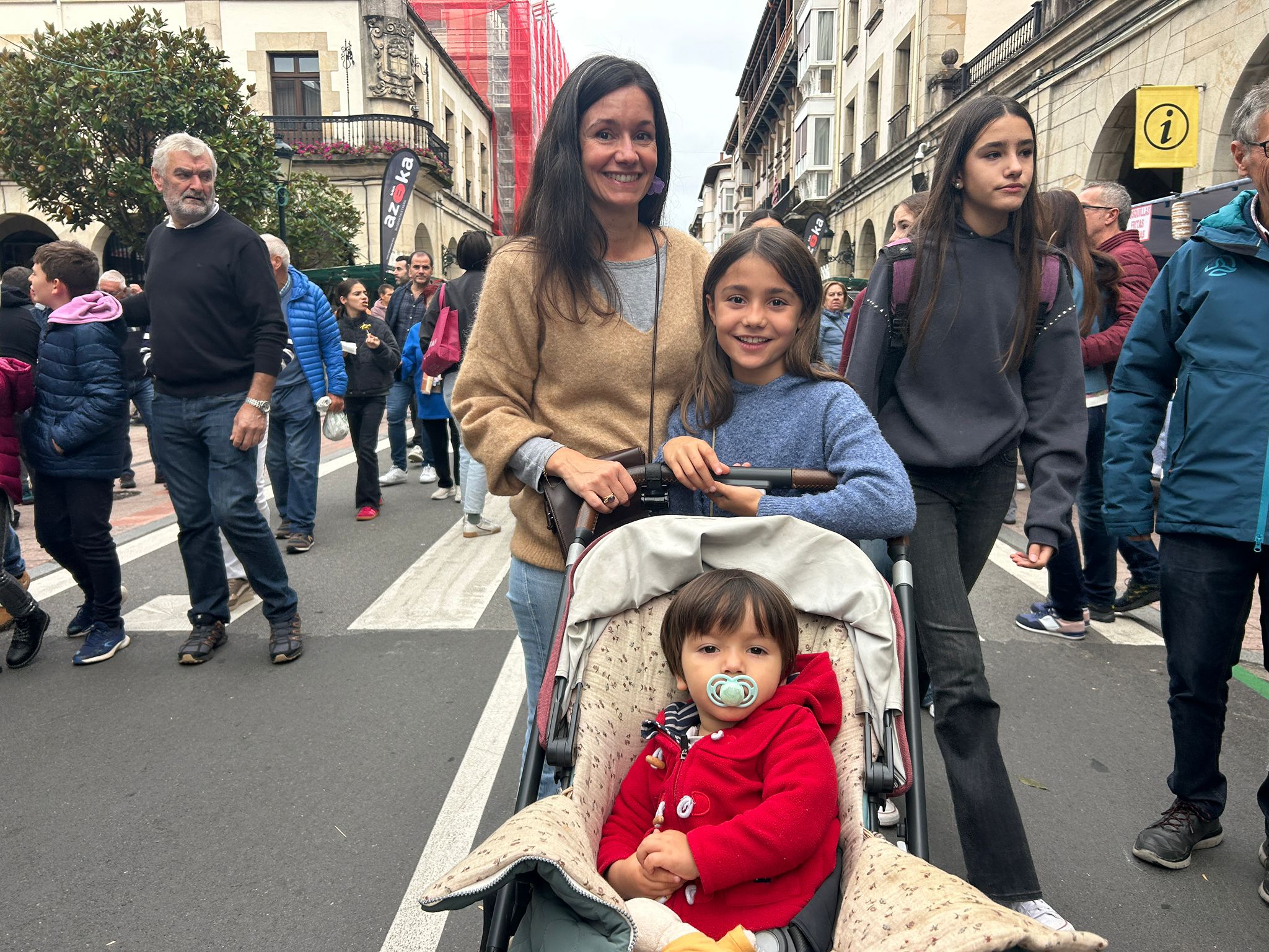 Mai, Lur y Eider. De Gernika. «Somos de Gernika pero vivimos en Francia, así que hemos venido de visita. Es un día muy bonito y para nosotros una tradición. Ahora hemos quedado con unos amigos y comeremos el talo, es lo que más nos gusta».