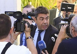El president de la Generalitat valenciana, Carlos Mazón, ayer rodeado de medios de comunicación en Alicante.
