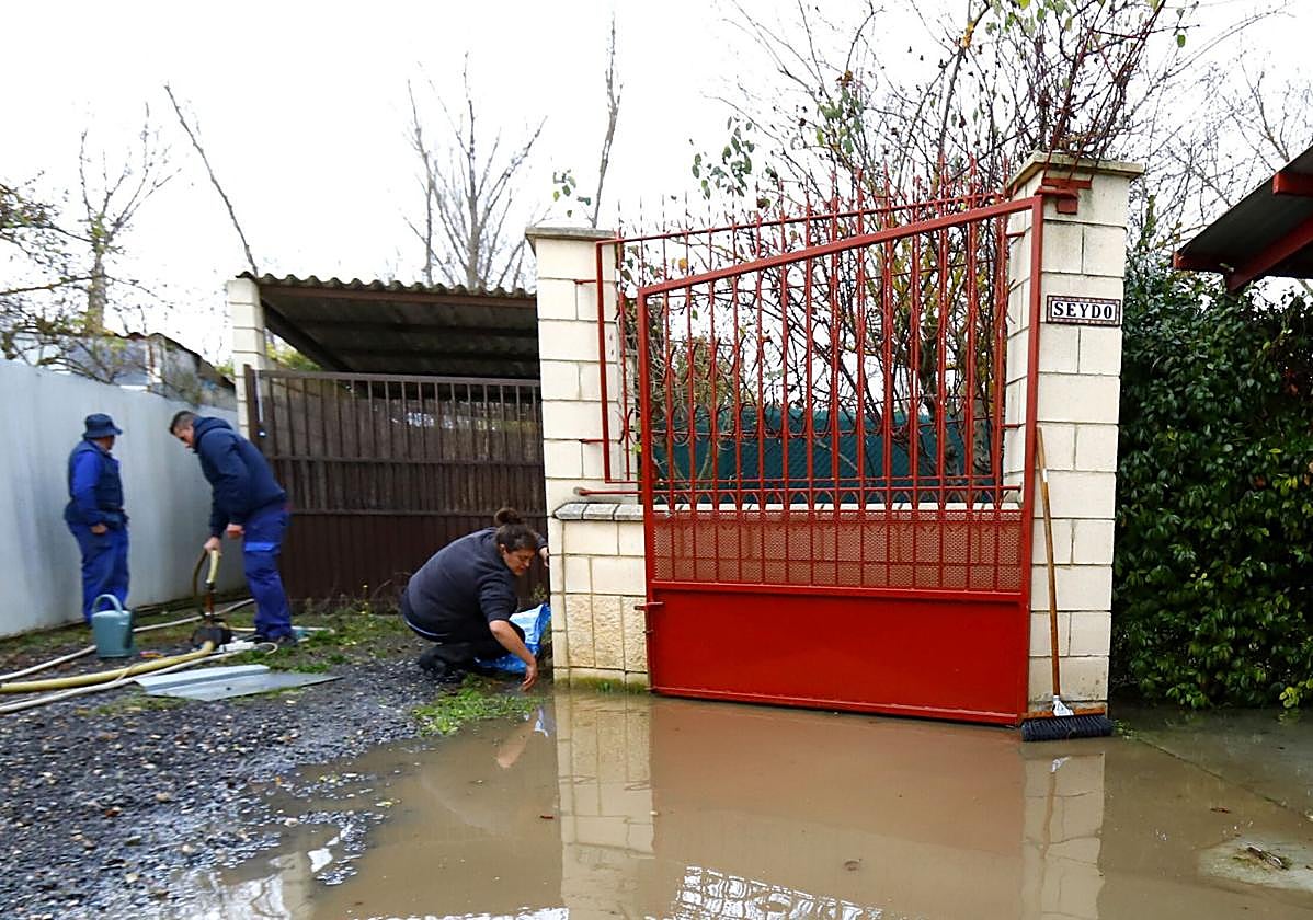 Los vecinos demandan actuaciones que eviten que el agua llegue a sus fincas.