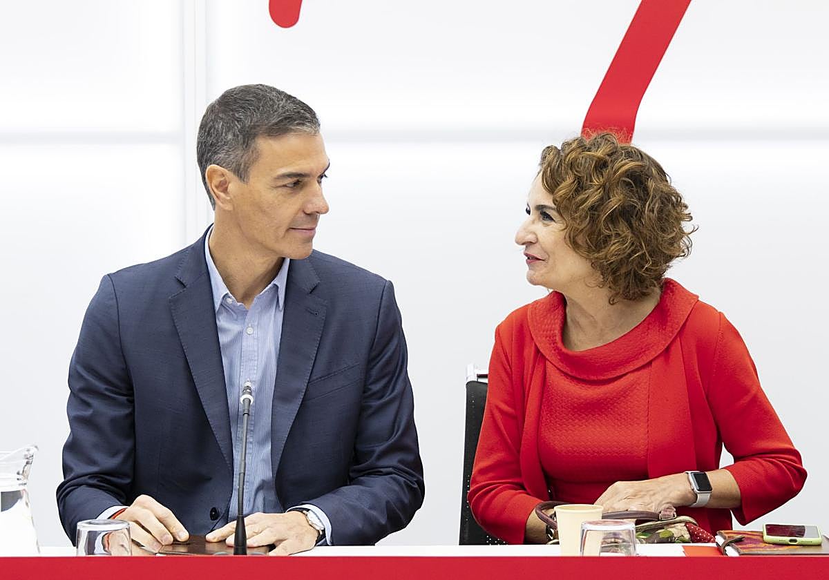 Pedro Sánchez y la ministra de Hacienda, María Jesús Montero, este lunes durante la reunión del Comité Ejecutivo Federal en Madrid.