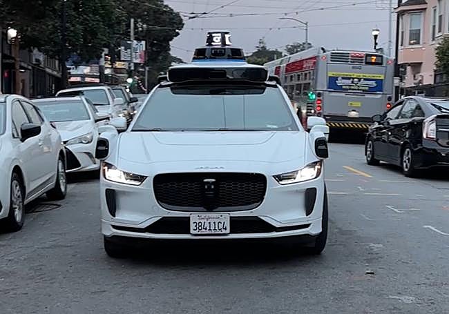 El vehículo espera en el punto de recogida.