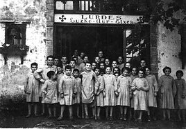 Niños y niñas refugiadas en la colonia Lurdes Euzko Aur-Etxea del municipio labortano de Jatsu.