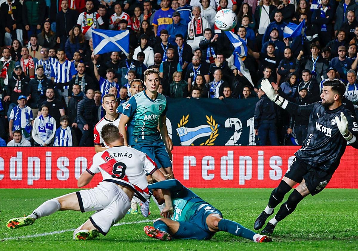 Acción en la que Yusi agarra a Alemao.