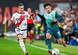 Jorge de Frutos presiona a Yusi, en posesión del balón.