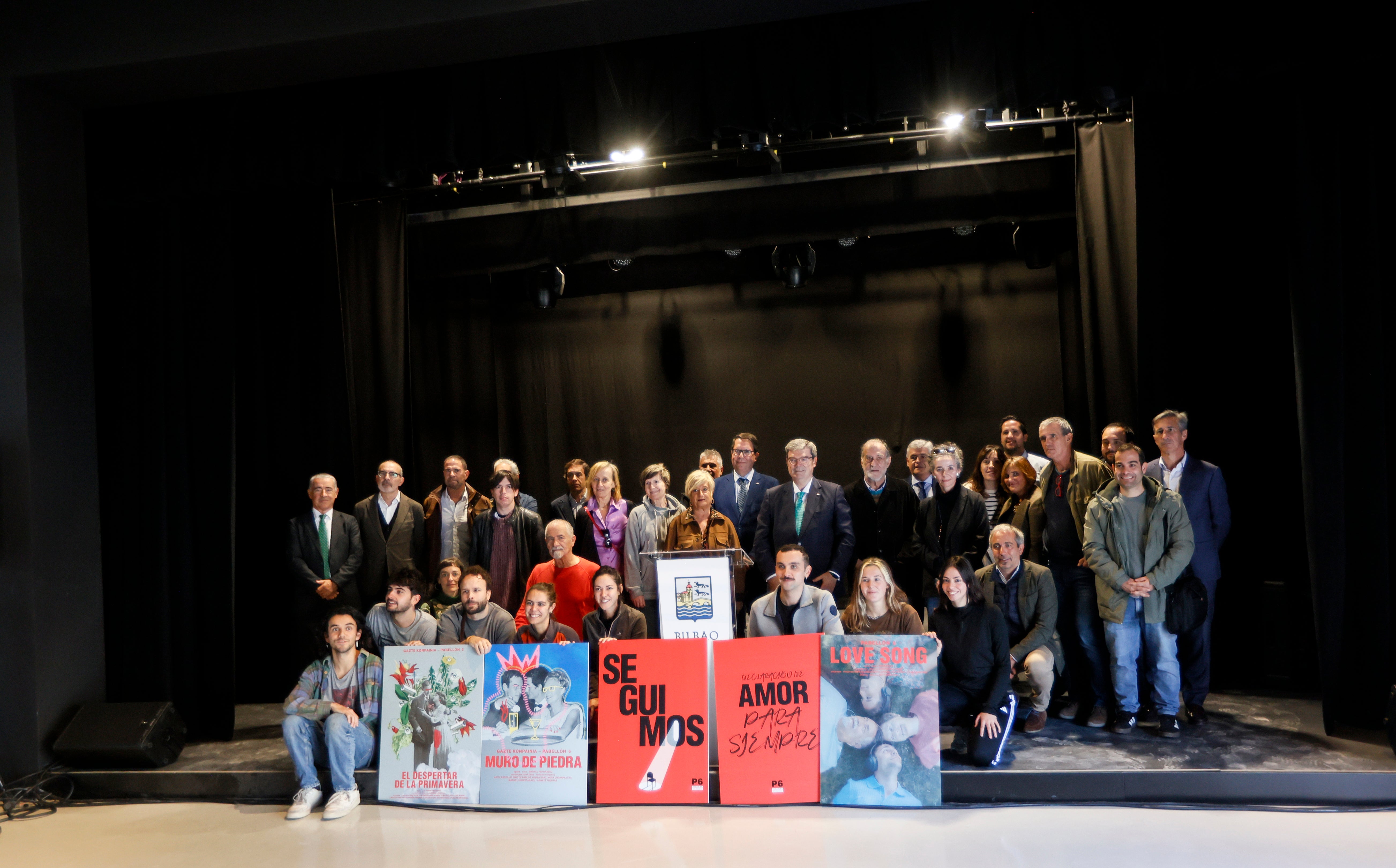 Compañía Juvenil de Pabellón 6, arropados por Ramón Barea, el alcalde de Bilbao, Juan Mari Aburto, el concejal de Obras Públicas y Servicios, Kepa Odriozola, y el titular de Cultura y Gobernanza, Gonzalo Olabarria.