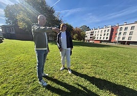 El portavoz del PNV en Gernika, Xabier Irazabal, junto a la exconsejal del grupo nacionalista Maria Uribe, en las campas de Santa Luzia.