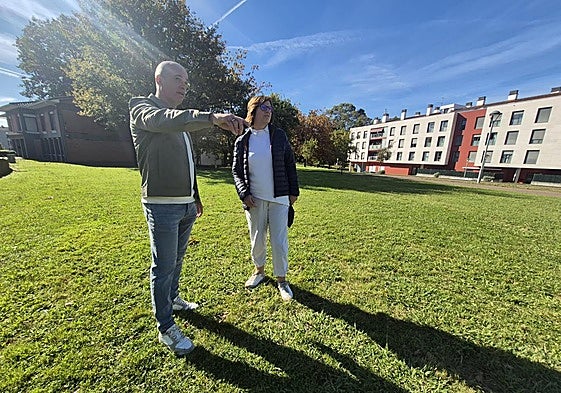 El portavoz del PNV en Gernika, Xabier Irazabal, junto a la exconsejal del grupo nacionalista Maria Uribe, en las campas de Santa Luzia.