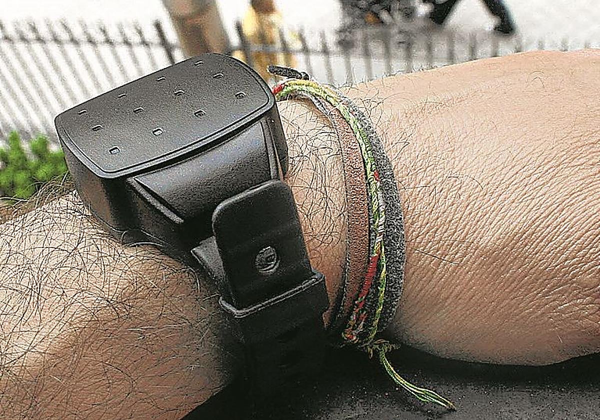 Imagen de archivo de una pulsera telemática.
