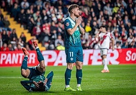 Toni Martínez y Aleñá se lamentan durante el encuentro ante el Rayo.