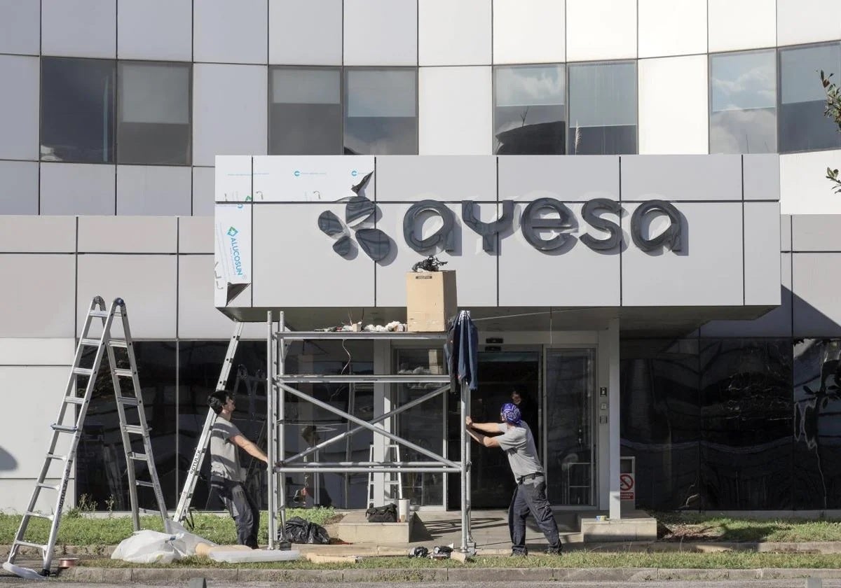 Operarios cambiando el logo de Ibermática tras su adquisición por Ayesa en 2022