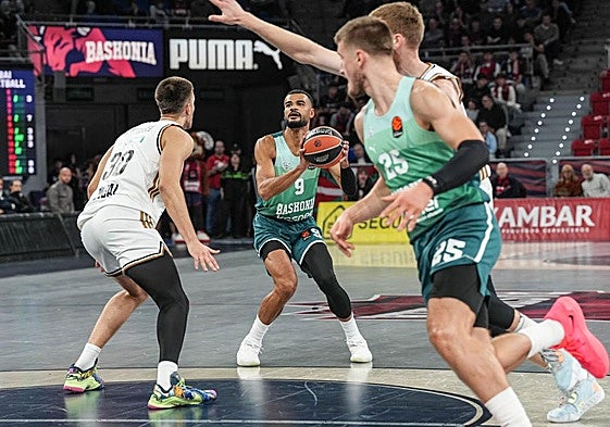 Cabarrot, destacado, arma el tiro.