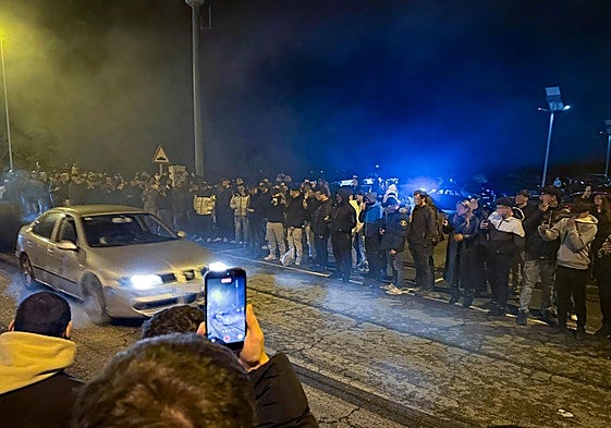 Docenas de jóvenes en una carrera ilegal.
