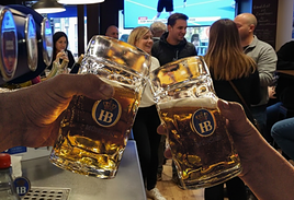 El Bierstube, en Licenciado Poza 50, acoge este jueves una fiesta de la Oktoberfest.