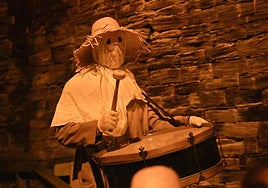 Niños y familias recorrerán el municipio disfrazados con ropa vieja, sacos reciclados y sombreros de paja, cantando y pidiendo dulces.