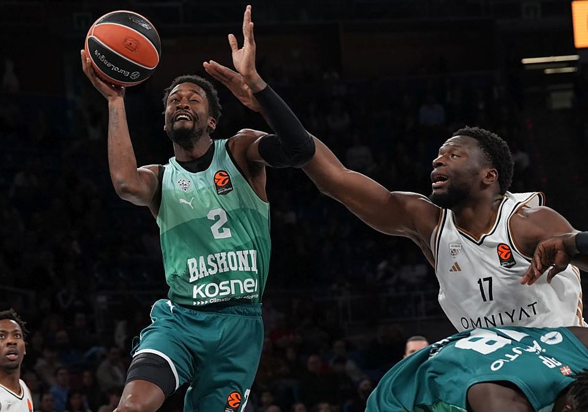 Un forzado Simmons intenta un lanzamiento a canasta.