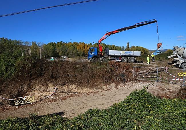 Una constructora trabajaba ayer en la reparación de una balsa.