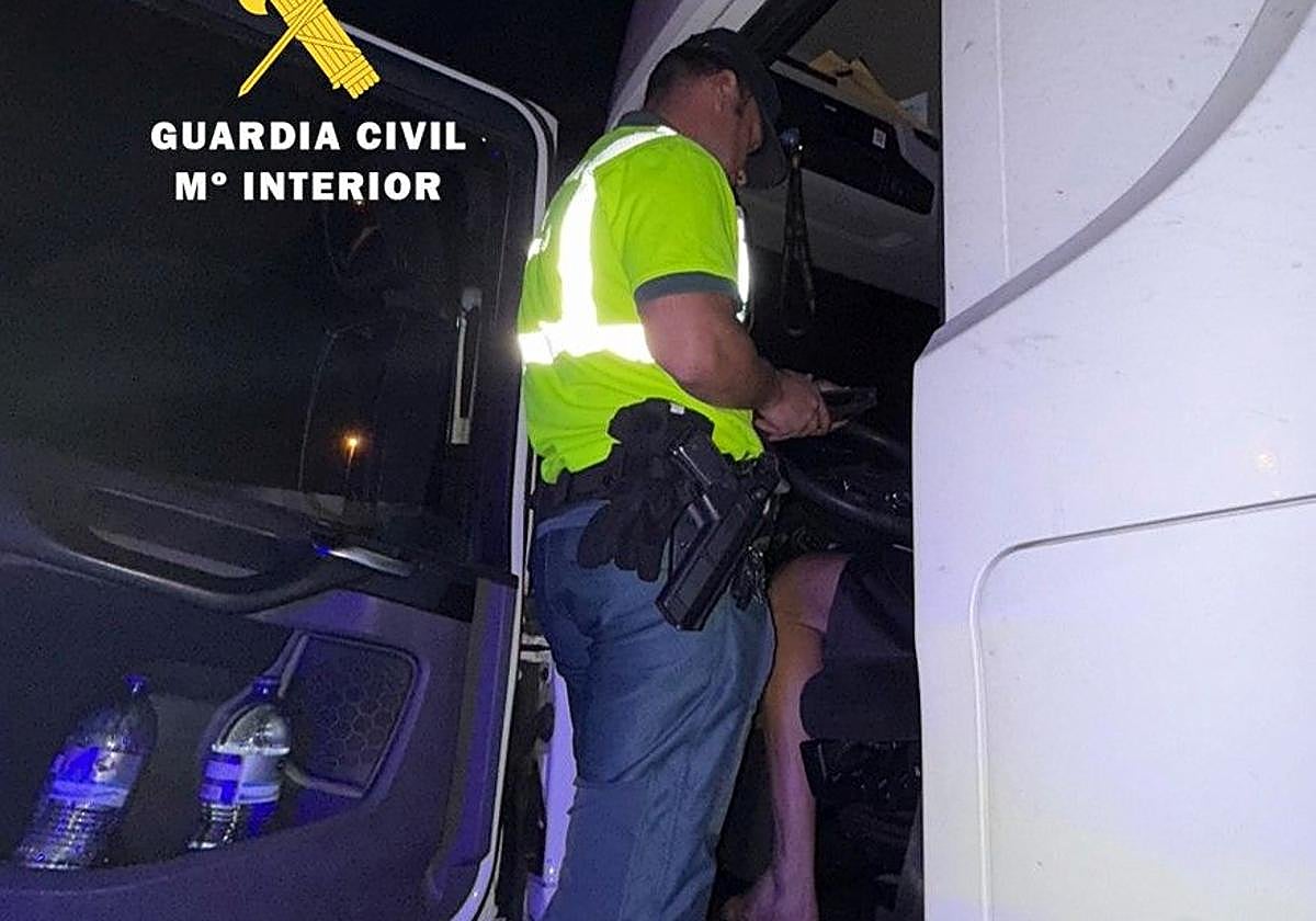 Un agente de la Guardia Civil comprueba los equipos de medición del camión.