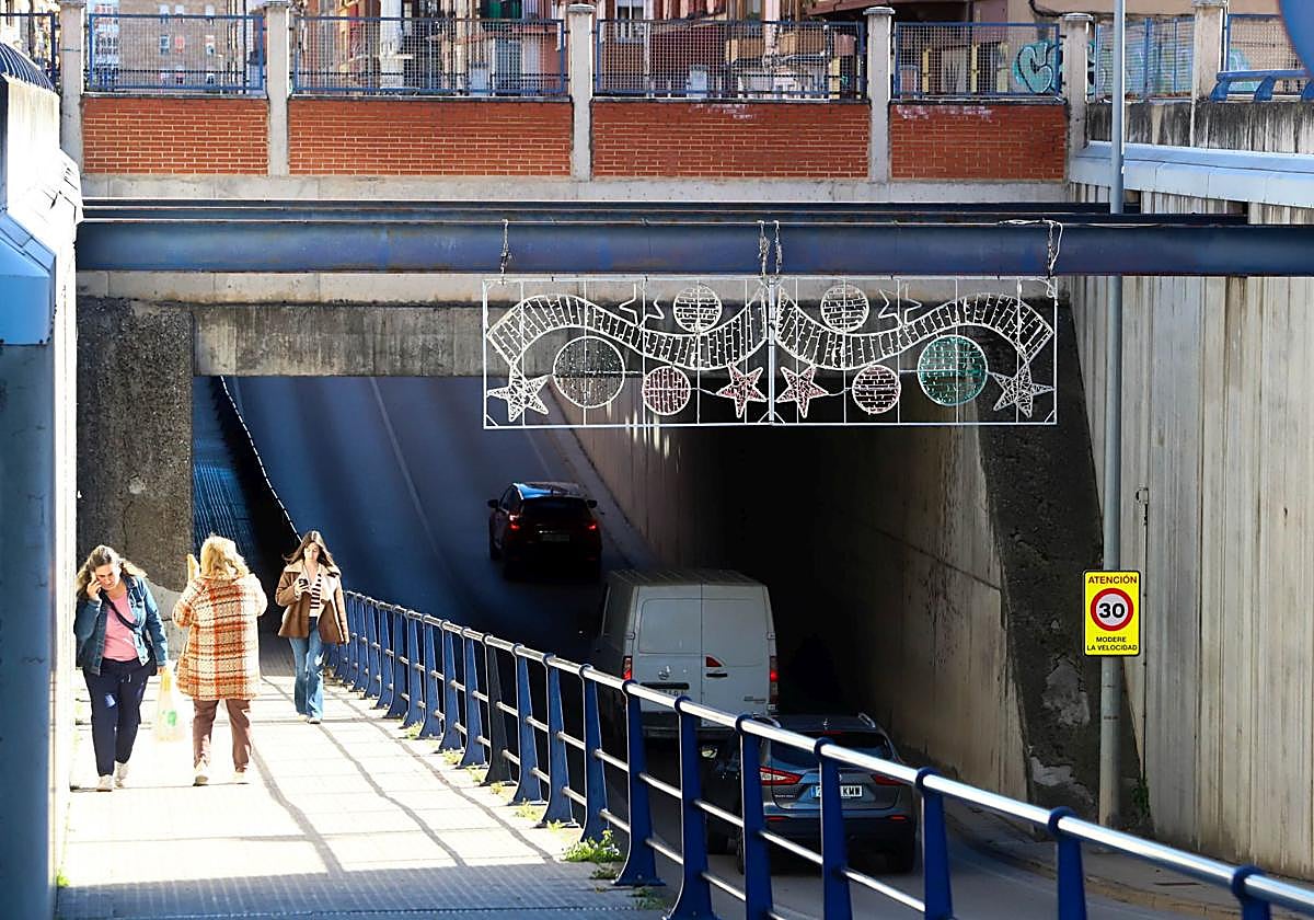 Algunas luces ya están montadas en la calle Vitoria.