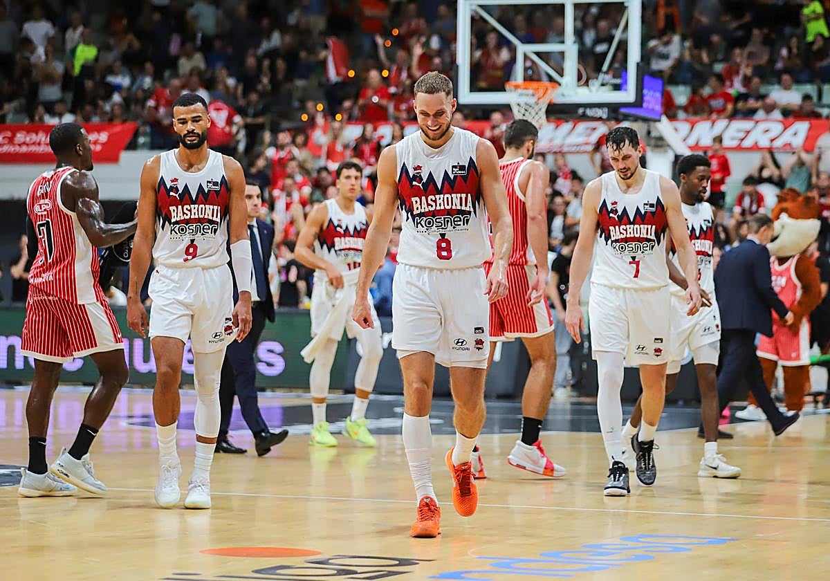 Los jugadores baskonistas abandonan cabizbajos la cancha del Murcia.