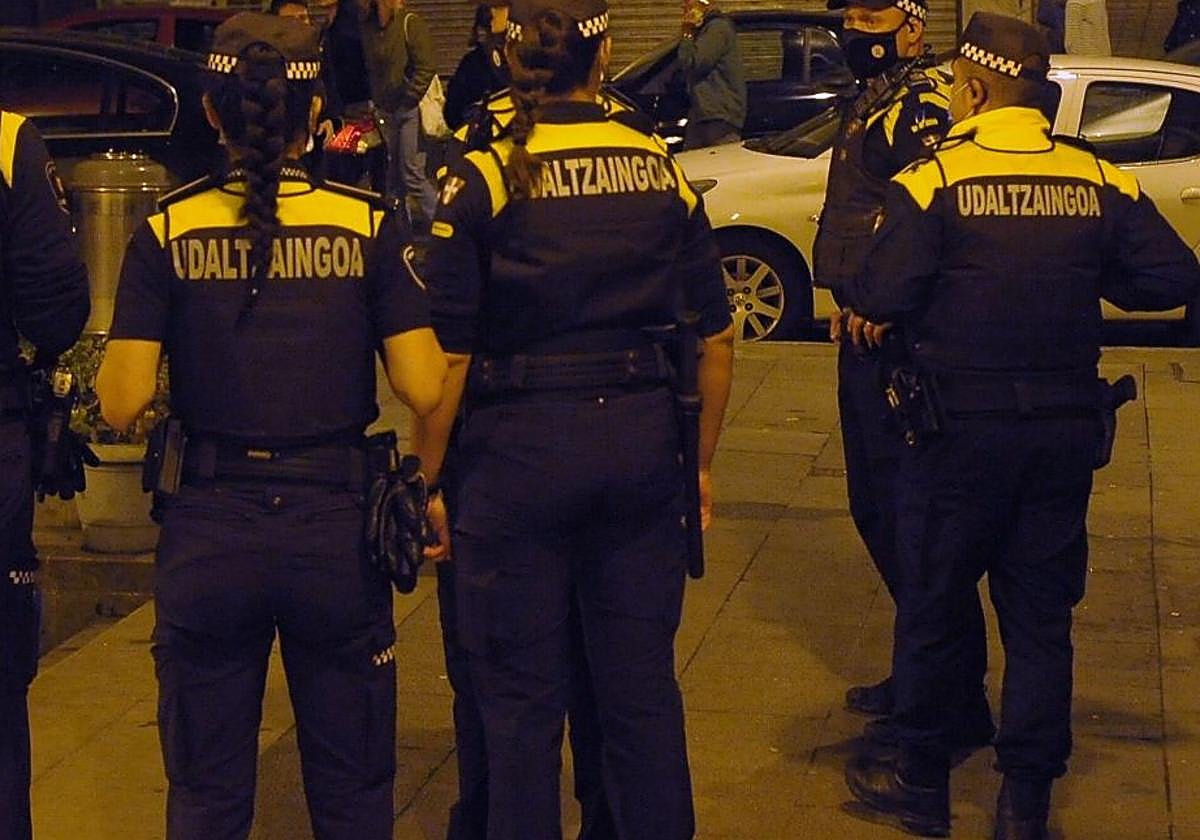 Policías locales de Getxo, durante otra actuación.