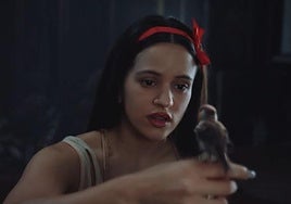 Rosalía se convierte en Blancanieves en su nuevo videoclip.