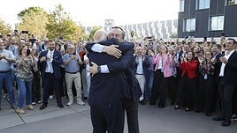 El presidente del Sabadell, Josep Oliu, y el consejero delegado, César González-Bueno se abrazan el 17 de octubre
