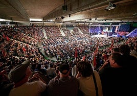 Cientos de personas durante un acto organizado por el partido político Sortu por el 50º aniversario de los fusilamientos de Txiki y Otaegi, en el Pabellón Anaitasuna, en Pamplona, Navarra.