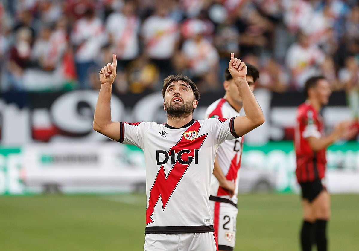 Unai López dedica un gol a uno de sus abuelos tras marcar en Europa con el Rayo