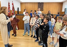 La alcaldesa en funciones, Edurne Espilla, junto a los miembros del Consejo en el salón de plenos.