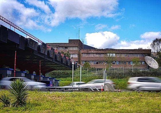 Antigua sede de EiTB en Iurreta vista desde el peaje de la autopista A-8.