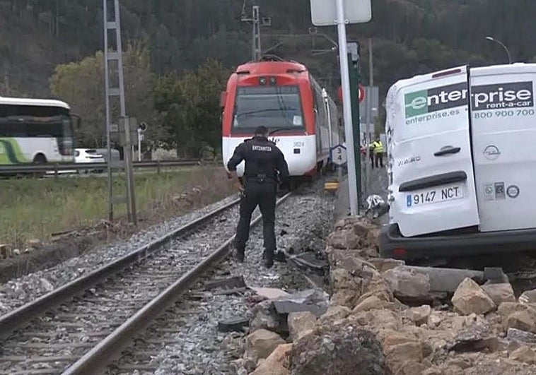 Muere el conductor de una furgoneta tras ser arrollado por un tren en Zalla