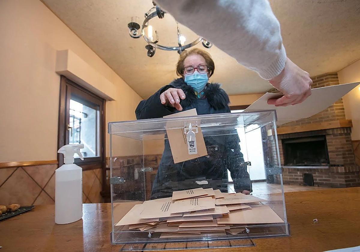 Una vecina de Betoño introduce la papeleta en la urna en el concejo de Betoño en las elecciones de 2021.