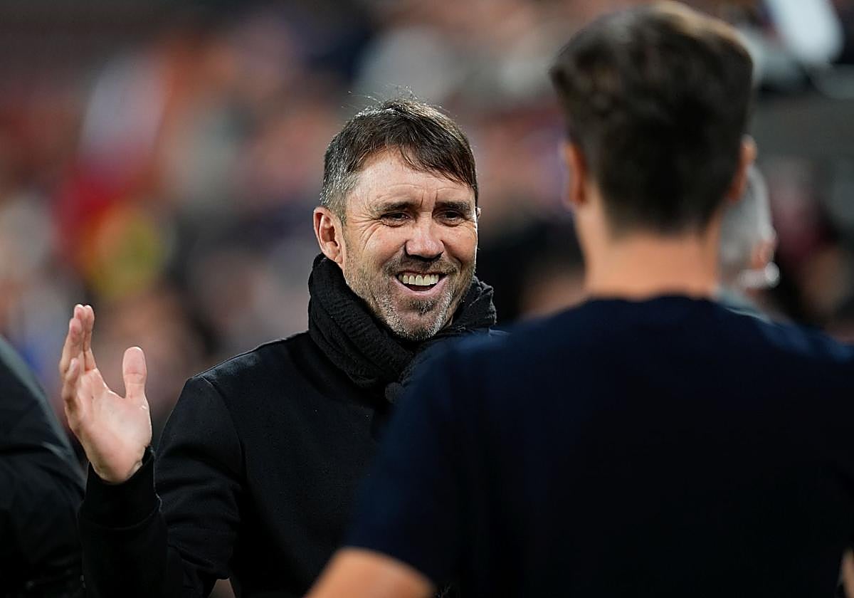 Coudet saluda a Iñigo Pérez antes del partido contra el Rayo.