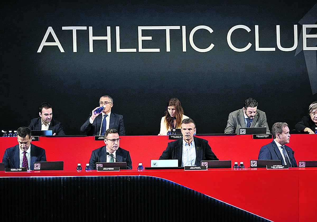 Jon Uriarte y sus directivos en la asamblea de compromisarios del pasado año.