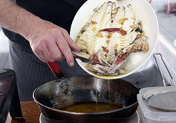 Imagen de archivo de elaboración de besugo a la brasa, uno de los platos servidos durante la boda.