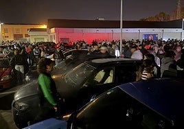 Concentración de coches en Gamarra previa a una carrera ilegal.