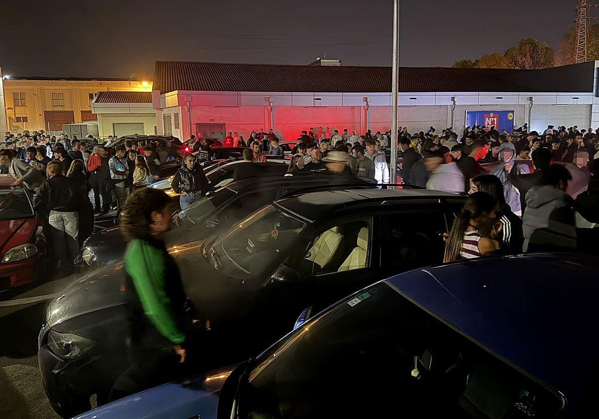 Concentración de coches en Gamarra previa a una carrera ilegal.