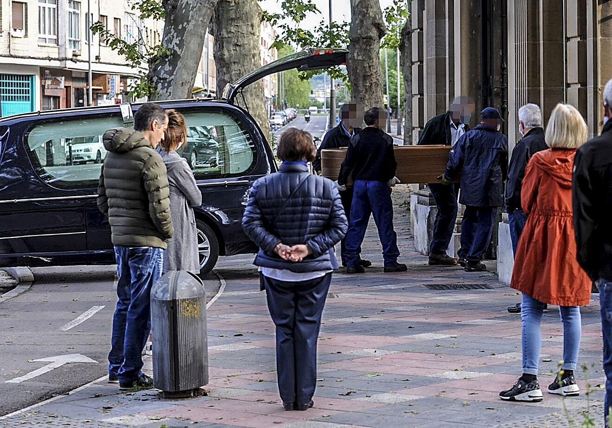 Conducción en coche fúnebre al cementerio de Santa Isabel.