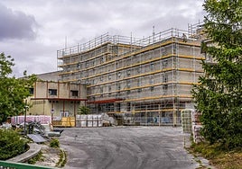 Obras en la clínica Arana de Vitoria, donde el Gobierno habilitará un centro de refugiados.